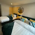 Royale - Sleeps 6 - 4 Beds