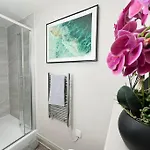 Royale - Sleeps 6 - 4 Beds Apartment Leeds (West Yorkshire)