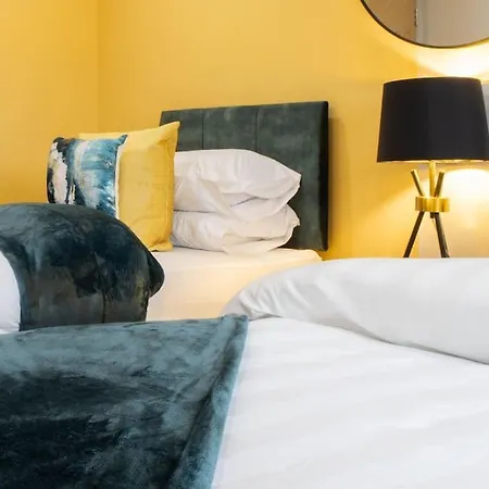 Royale - Sleeps 6 - 4 Beds * Leeds (West Yorkshire)